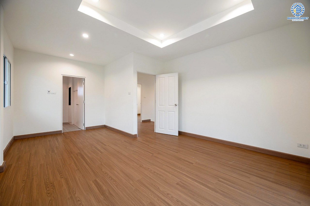 บ้านมือสองตกแต่งใหม่ โครงการ ชวนชื่นโมดัส แจ้งวัฒนะ เนื้อที่ 51.6 ตร.ว. ฟังก์ชัน 3 ห้องนอน 3 ห้องน้ำ จอดรถได้ 2 คัน รองรับทุกการอยู่อาศัย บนทำเลเดินทางเข้า-ออกเมืองสะดวก เชื่อมต่อถนนเลี่ยงเมืองปากเกร็ด, ถนนแจ้งวัฒนะ, ถนนติวานนท์ ใกล้รถไฟฟ้าสายสีชมพู "สถานีเลี่ยงเมืองปากเกร็ด" ทางด่วน "แจ้งวัฒนะ" และเซ็นทรัล แจ้งวัฒนะ